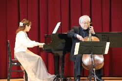 スマイルコンサートでチェロとピアノを演奏する様子