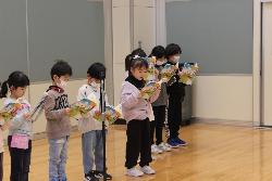 わかばタイムで発表する1年生児童の様子2