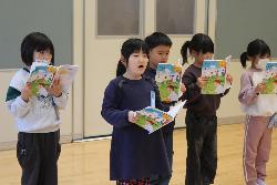 わかばタイムで発表する1年生児童の様子3