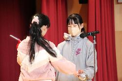 旧リーダーから新リーダーへ指揮棒の引継の様子