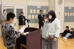 多読賞の表彰を受ける児童の様子2