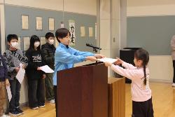 多読賞の表彰を受ける児童の様子1