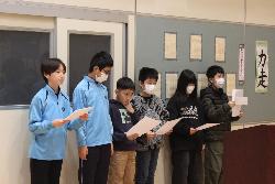 多読賞の表彰をする図書委員