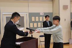 消防クラブ修了証を受け取る児童の様子