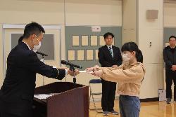 消防署から消防クラブ修了証を受け取る児童の様子1