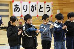 6年生に感謝の気持ちを伝え、演奏を披露する4年生の様子