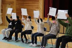 3年生のクイズに答える6年生の様子