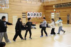 6年生に感謝の気持ちを伝え、パントマイムクイズを行う3年生の様子