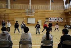 6年生に感謝の気持ちを伝えダンスを披露する2年生の様子