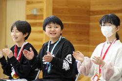 学年の出し物に手拍子をおくる6年生の様子