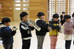 6年生に感謝の気持ちを伝え、演奏を披露する1年生の様子