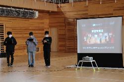 6年生に感謝の気持ちを伝え、これまでの活動の思い出をプレゼンする5年生の様子