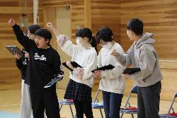 各学年の出し物へのお礼として6年生からの出し物を行う児童の様子1