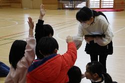 各学年の出し物へのお礼として6年生からの出し物を行う児童の様子2