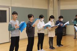 音楽集会で歌う6年生の様子