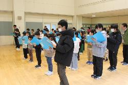 音楽集会で歌う1年生から5年生の様子1