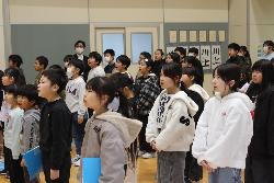 音楽集会で歌う1年生から5年生の様子2