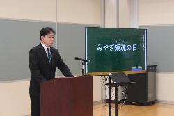 みやぎ鎮魂の日集会において全校児童の前で講話を行う校長