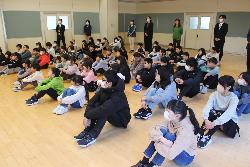 みやぎ鎮魂の日集会で校長講話に耳を傾ける全校児童の様子