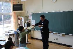 WEBマラソンで県内1位の表彰を受ける2年生児童