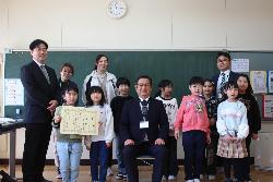 WEBマラソンの表彰を受け記念撮影をする2年生の様子