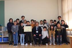 WEBマラソンの表彰を受け記念撮影をする4年生の様子