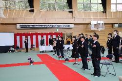 入場後、国歌斉唱する6年生