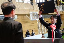 卒業証書を受け取る6年生