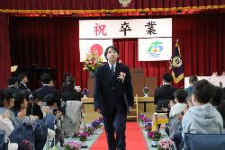 花道を堂々と歩く6年生の様子1