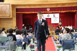花道を堂々と歩く6年生の様子2