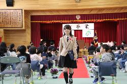 花道を堂々と歩く6年生様子3