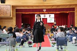花道を堂々と歩く6年生の様子4
