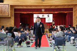 花道を堂々と歩く6年生の様子5