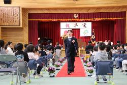 花道を堂々と歩く6年生の様子6