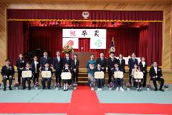 卒業式を終え、卒業生、保護者、担任と記念撮影をする様子