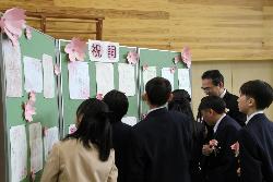 卒業式後、祝詞を見る6年生の様子