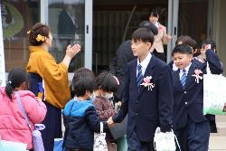 式後、下級生の見送りの列の前を通る6年生の様子1