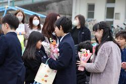 式後、在校生の見送りの列の前を通る6年生の様子2