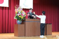 修了証書を校長から受け取る代表児童