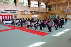 修了式で校長先生のお話を聞く児童の様子