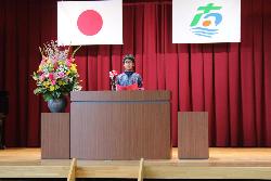 今年を振り返り、次年度の抱負を発表する代表児童の様子