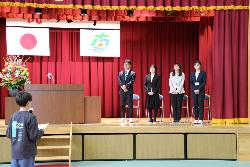 離任する方々に感謝の言葉を述べる代表児童の様子2