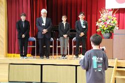 離任する方々に感謝の言葉を述べる代表児童の様子1