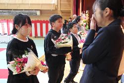 離任する方々に花束を渡す児童の様子