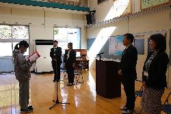 披露式でお迎えの言葉を述べる代表児童と転入職員の様子