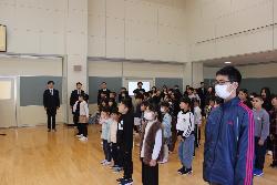 始業式で整列する全校児童