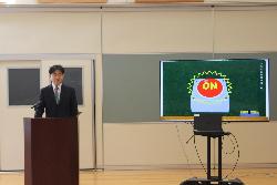 始業式でお話をする校長の様子