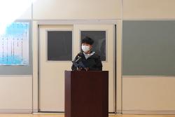 始業式で新年度の抱負を発表する代表児童の様子