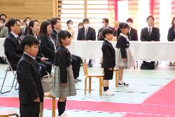 入学式で整列する1年生の様子