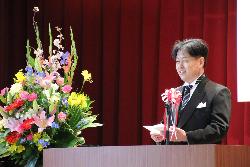 入学式で式辞を述べる校長の様子